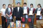塩田康一知事（中央）に結果を報告するダンサーら＝県庁