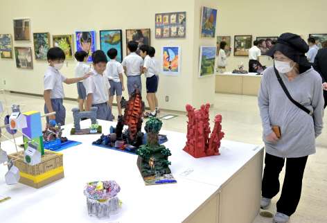 平面や立体など個性あふれる作品が並ぶ展覧会場＝１３日午前、鹿児島市立美術館