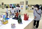 平面や立体など個性あふれる作品が並ぶ展覧会場＝１３日午前、鹿児島市立美術館