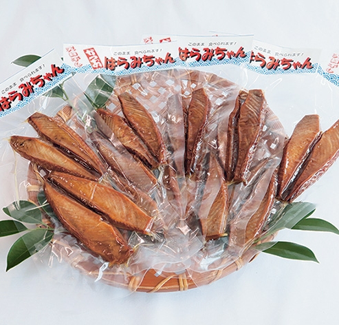 調理済の腹皮を真空パックに詰めた「はらみちゃん」は、手軽にそのまま食べられる