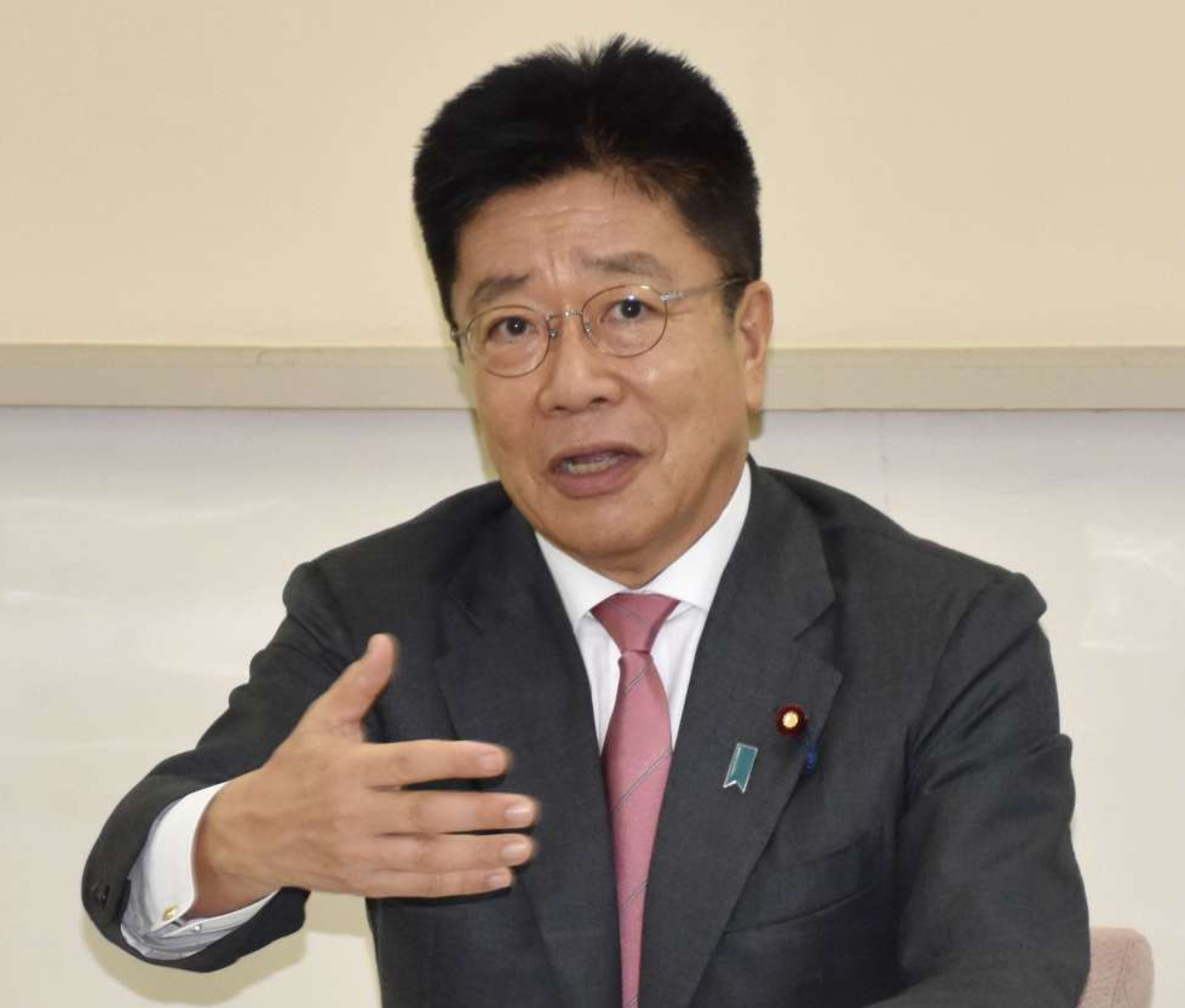 質問に答える加藤勝信氏＝東京・永田町の国会記者会館