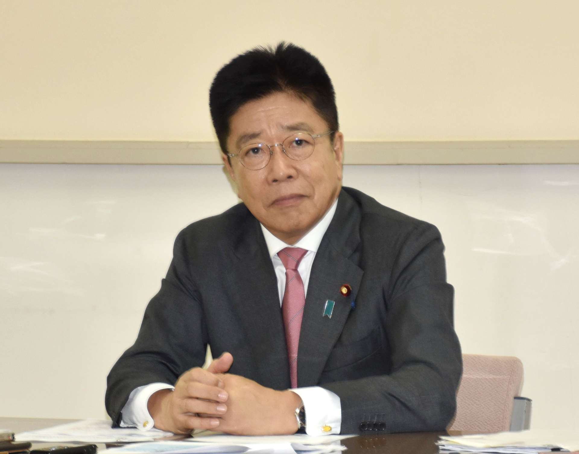 質問に答える加藤勝信氏＝東京・永田町の国会記者会館