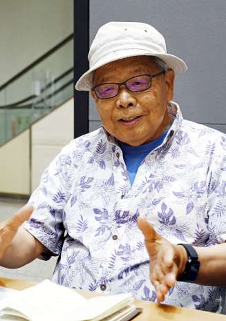 〈関連〉鉄道の旅の魅力を語るヨシ・トーヤさん＝南日本新聞社
