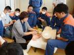お産時の対処法を学ぶ消防隊員ら＝さつま町求名