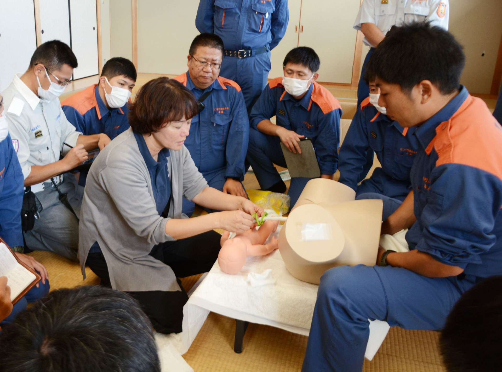 お産時の対処法を学ぶ消防隊員ら＝さつま町求名