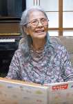 アルバムを見ながら思い出を語る東和子さん＝霧島市国分松木町