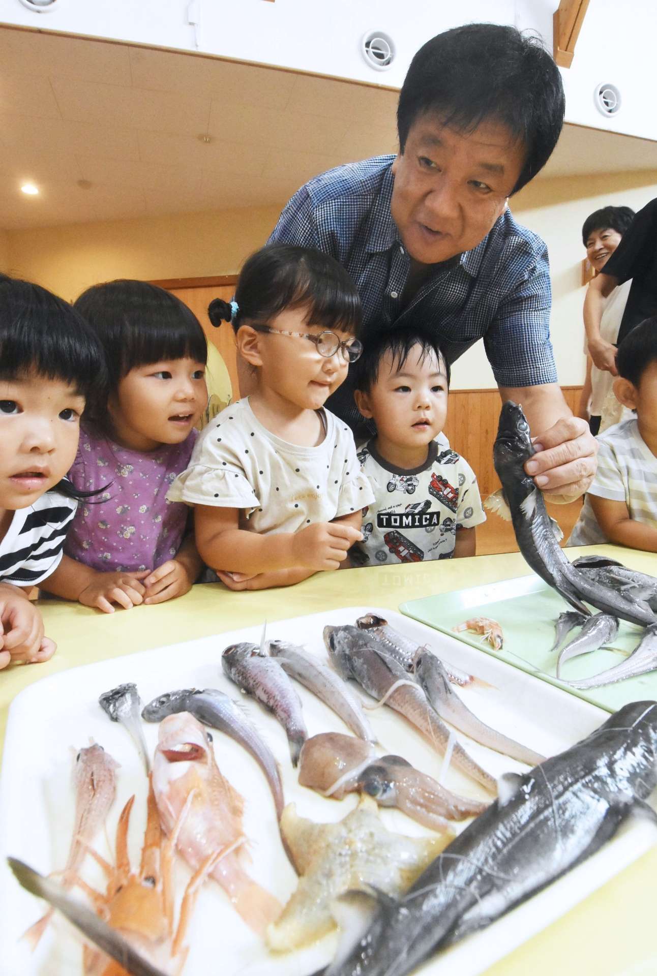 園児に深海魚を説明する鹿児島大学の大富潤教授＝南さつま市の正信寺保育園