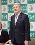 選考委員会であいさつする野村哲郎選考委員長＝１４日、鹿児島市真砂町