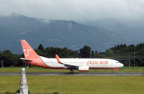 鹿児島空港を離陸するチェジュ航空再開第１便＝１４日、霧島市の鹿児島空港