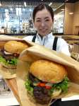 〈関連〉「シャトーブリアンバーガー」をアピールする都城ニクル職員＝都城市都北町