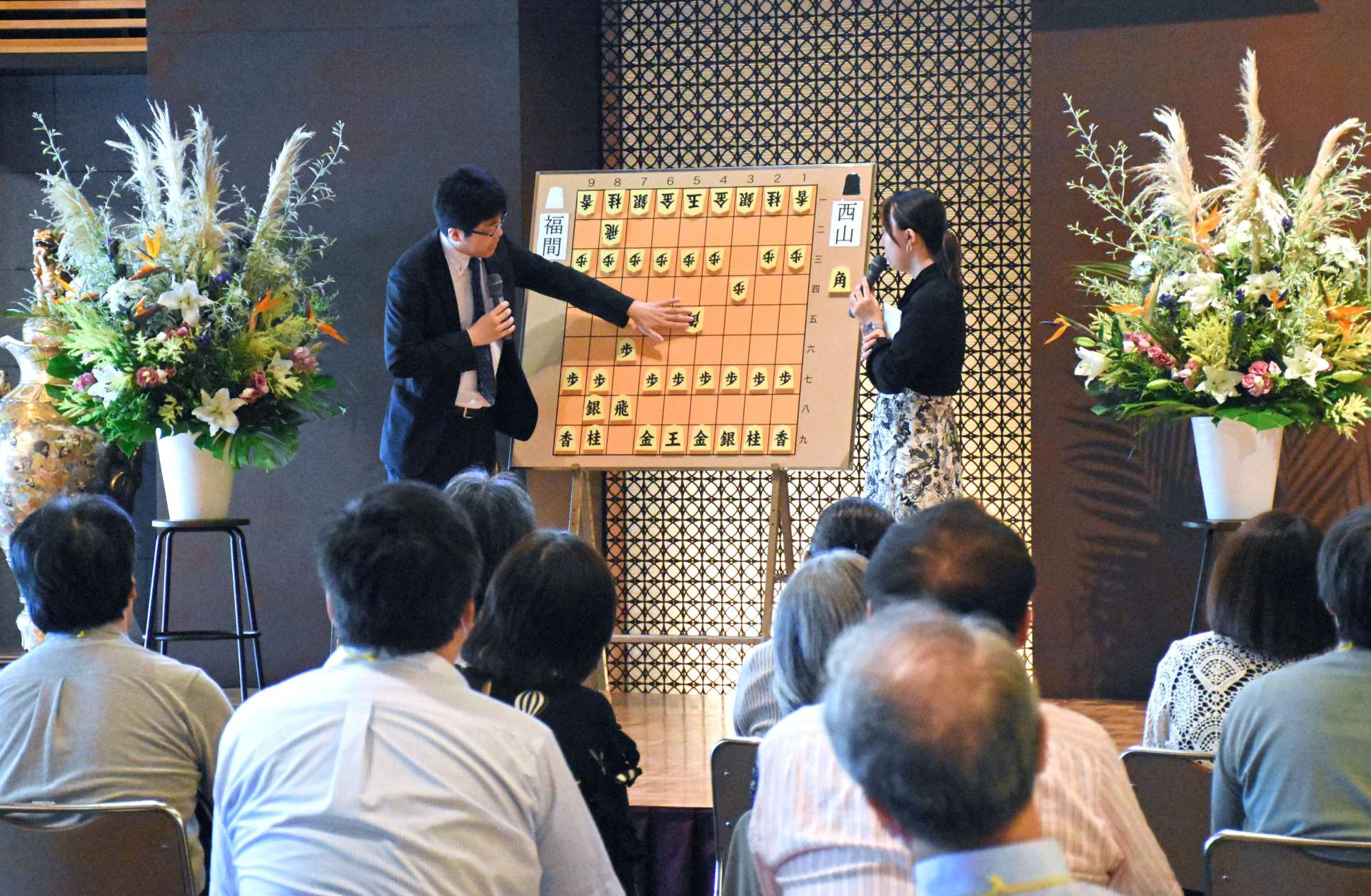 多くの将棋ファンが詰めかけた大盤解説会＝１４日、指宿市の指宿白水館薩摩伝承館