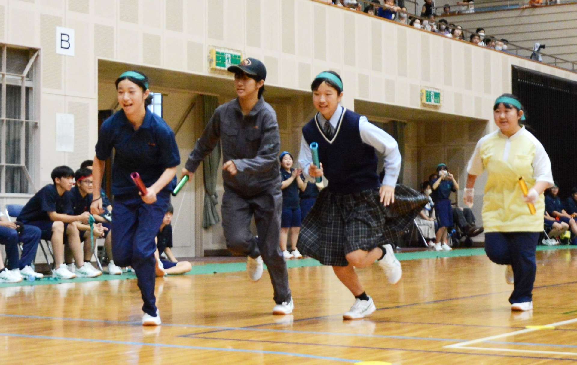 屋内で初めて開催された薩摩中央高校の体育祭＝さつま町船木