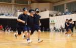 〈関連〉笑顔で競技に挑む生徒たち。保護者は２階席から観戦する＝さつま町船木