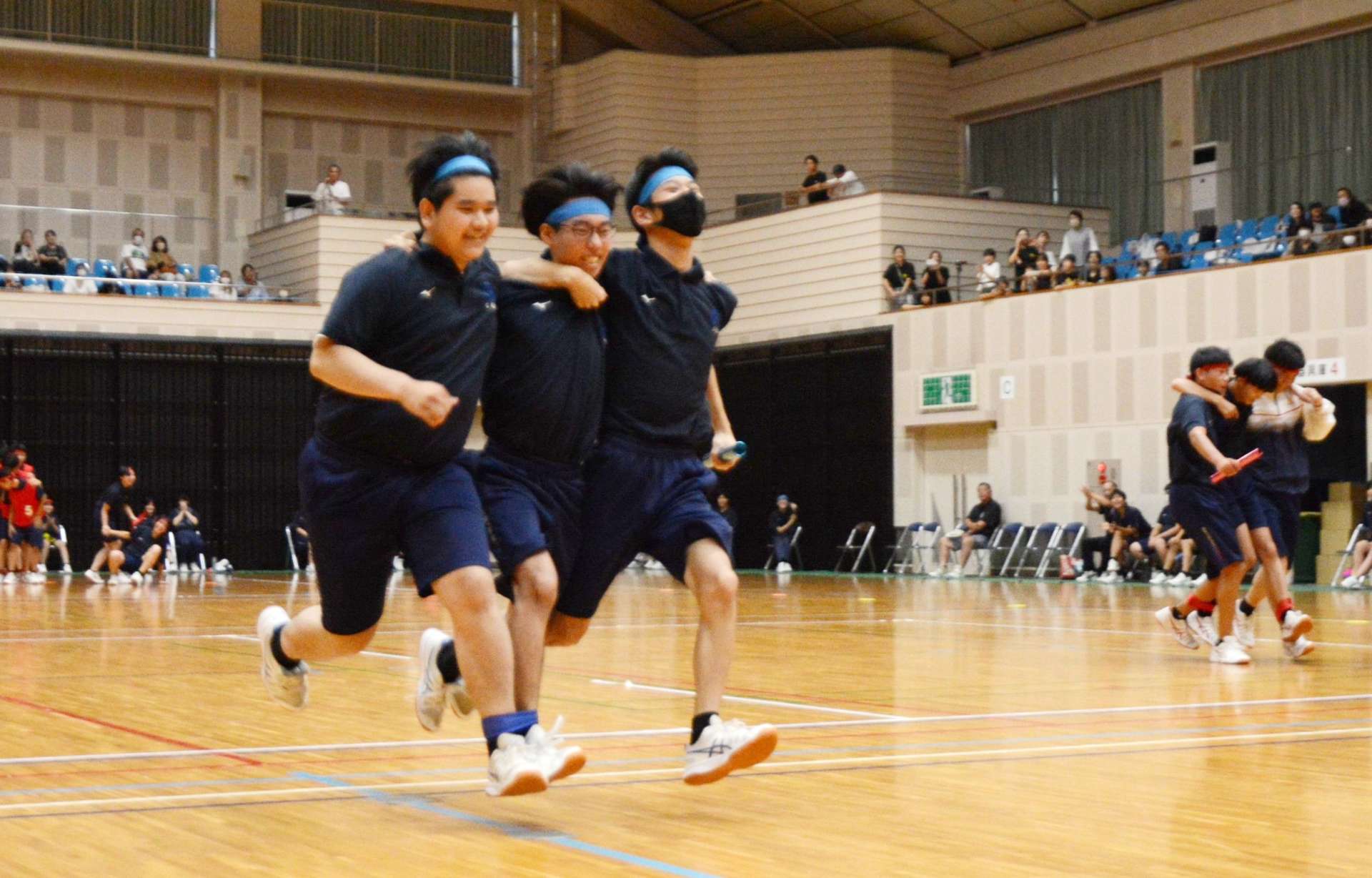 〈関連〉笑顔で競技に挑む生徒たち。保護者は２階席から観戦する＝さつま町船木