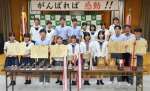 全国ワープロ競技大会などで団体、個人優勝したワープロ部員たち＝鹿児島市の樟南高校
