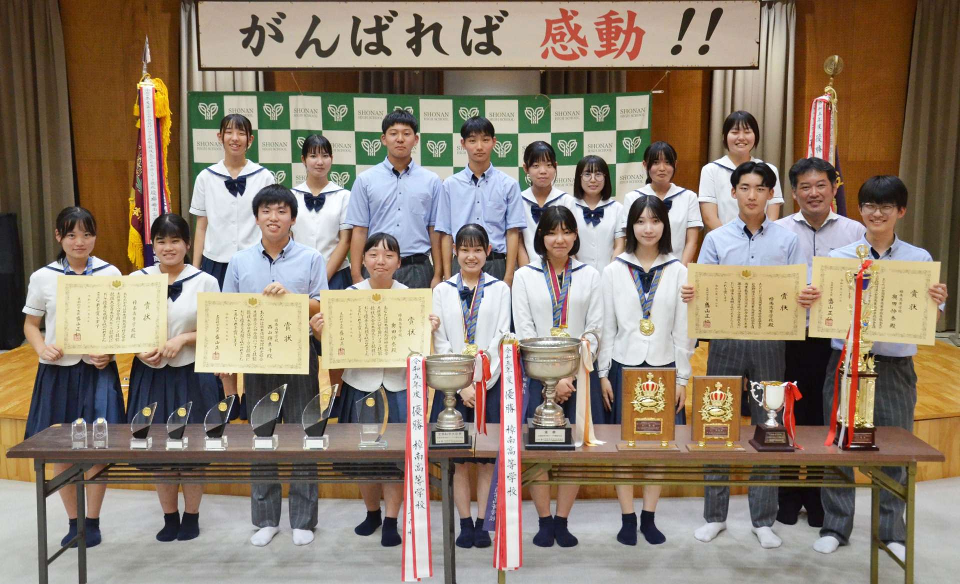 全国ワープロ競技大会などで団体、個人優勝したワープロ部員たち＝鹿児島市の樟南高校