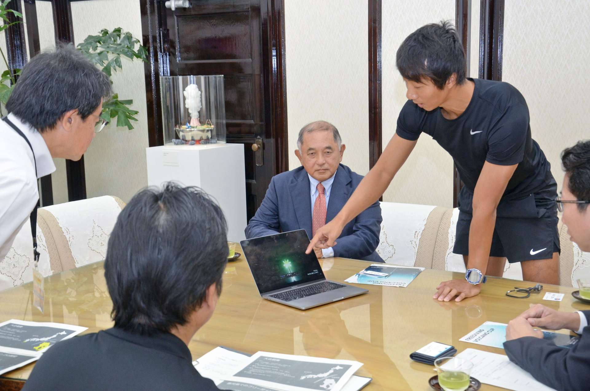 フリーダイビングについて説明する寺嶋拓哉さん（右から２人目）＝１１日、鹿児島市役所