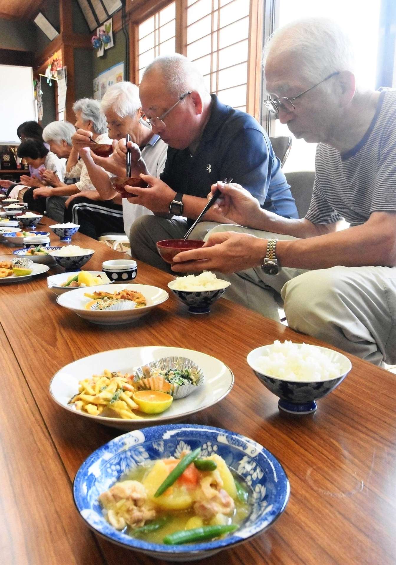 介護予防栄養教室の郷土料理を味わう高齢者＝南さつま市の津貫地区公民館