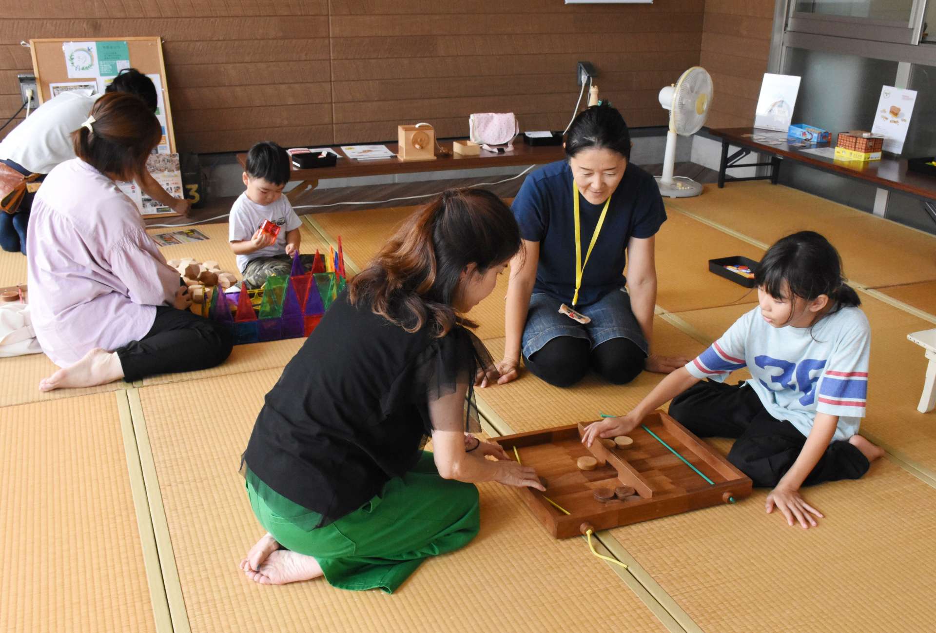 多彩なおもちゃで遊ぶ子どもたち＝指宿市役所開聞庁舎