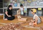 積み木で遊ぶ子どもたち＝指宿市役所開聞庁舎