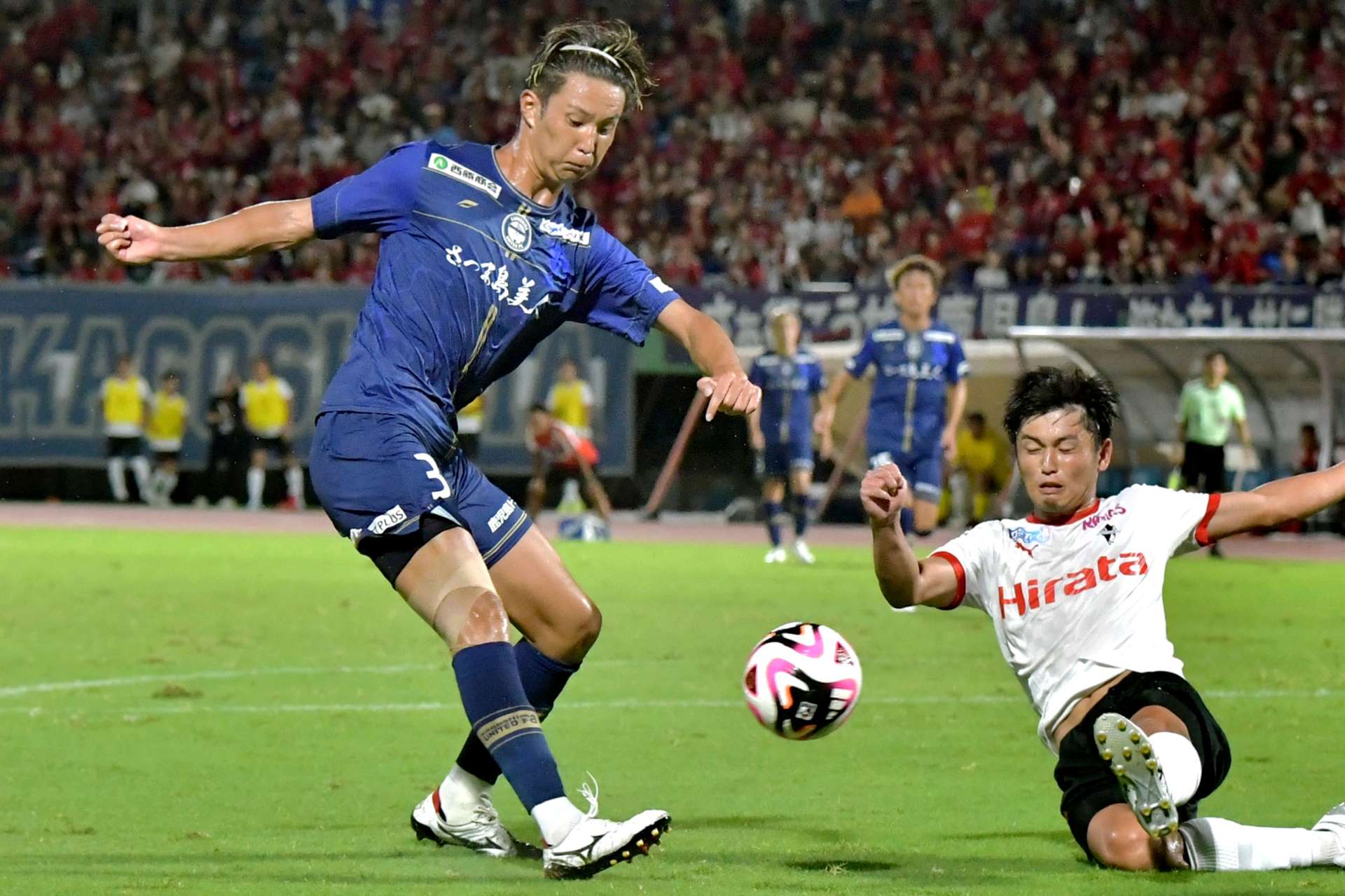 後半、鹿児島Ｕの有田稜がシュートを放つ＝白波スタジアム