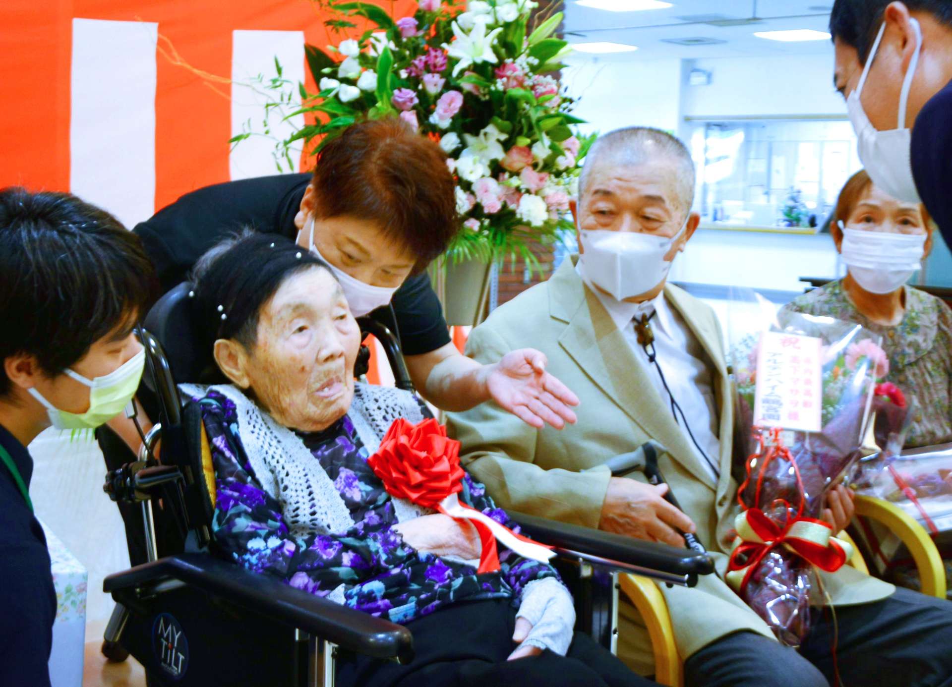 塩田康一知事（右）から声をかけられる高下マサヲさん＝１５日、さつま町紫尾