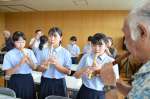 指導を受けながら、天吹を練習する日吉学園の生徒たち＝日置市日吉