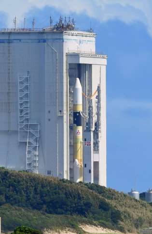 〈関連〉再延期が決まり、組立棟に格納されるＨ２Ａロケット４９号機＝１６日午前１０時２分、南種子町の種子島宇宙センター