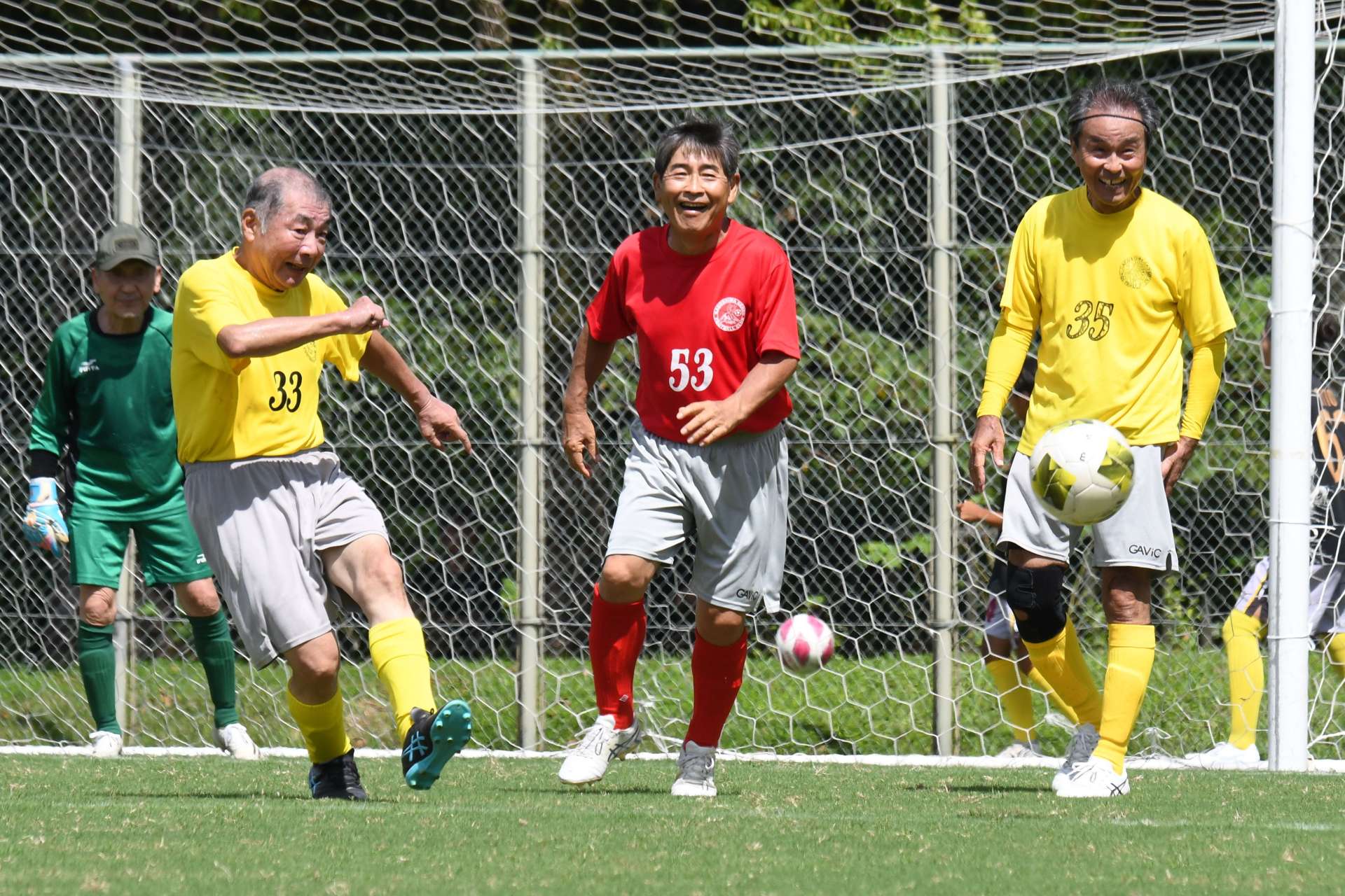 ７０歳以上の試合ではつらつとプレーする選手＝１６日、鹿児島市のかごしま健康の森公園