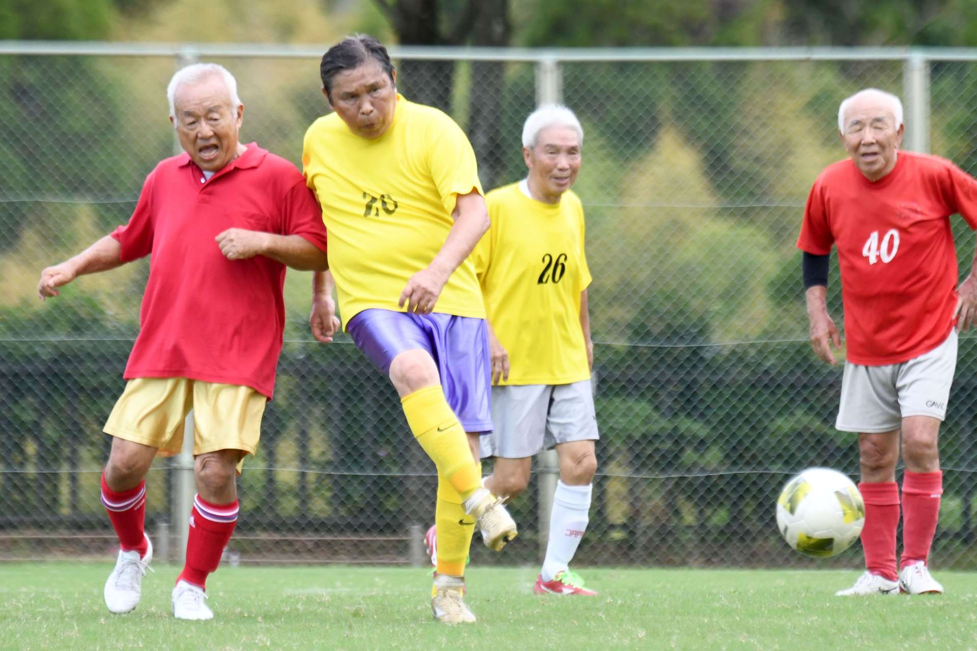 はつらつとしたプレーを見せる選手たち＝１６日、鹿児島市のかごしま健康の森公園