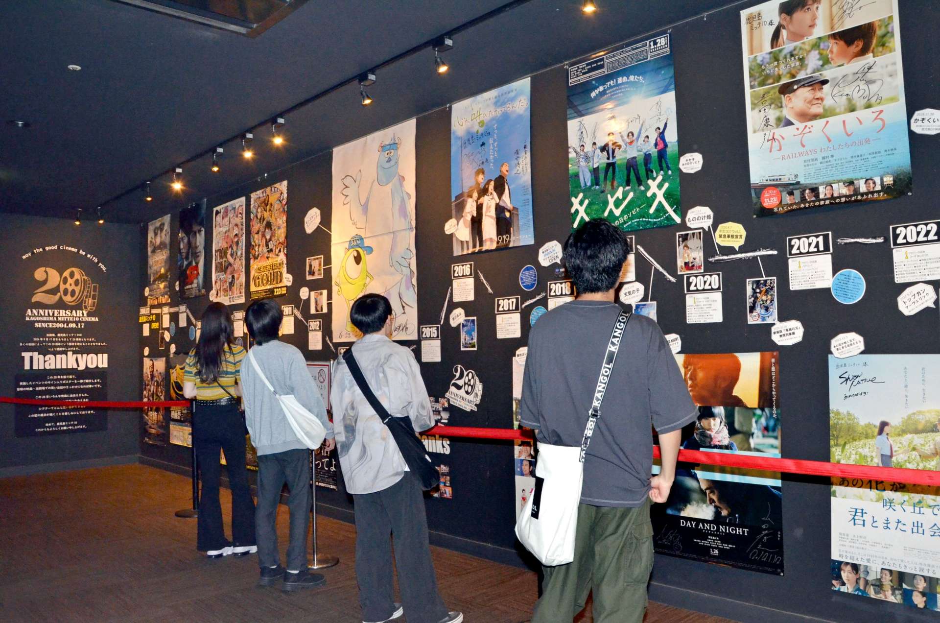 ２０周年を記念したポスター展示＝１３日、鹿児島市の鹿児島ミッテ１０