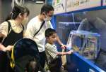 夜の水族館を楽しむ親子＝鹿児島市のかごしま水族館