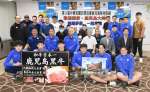 鹿児島黒牛とウナギを贈られ笑顔を見せる台湾陸上競技協会選手団＝大崎町役場