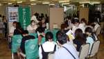 県内外の１６通信制高校・施設が参加した個別相談会＝鹿児島市のサンプラザ天文館
