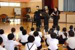 大阪交響楽団員の演奏に聴き入る鶴田小学校の児童＝さつま町神子