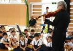 大阪交響楽団員の演奏に聴き入る鶴田小学校の児童＝さつま町神子