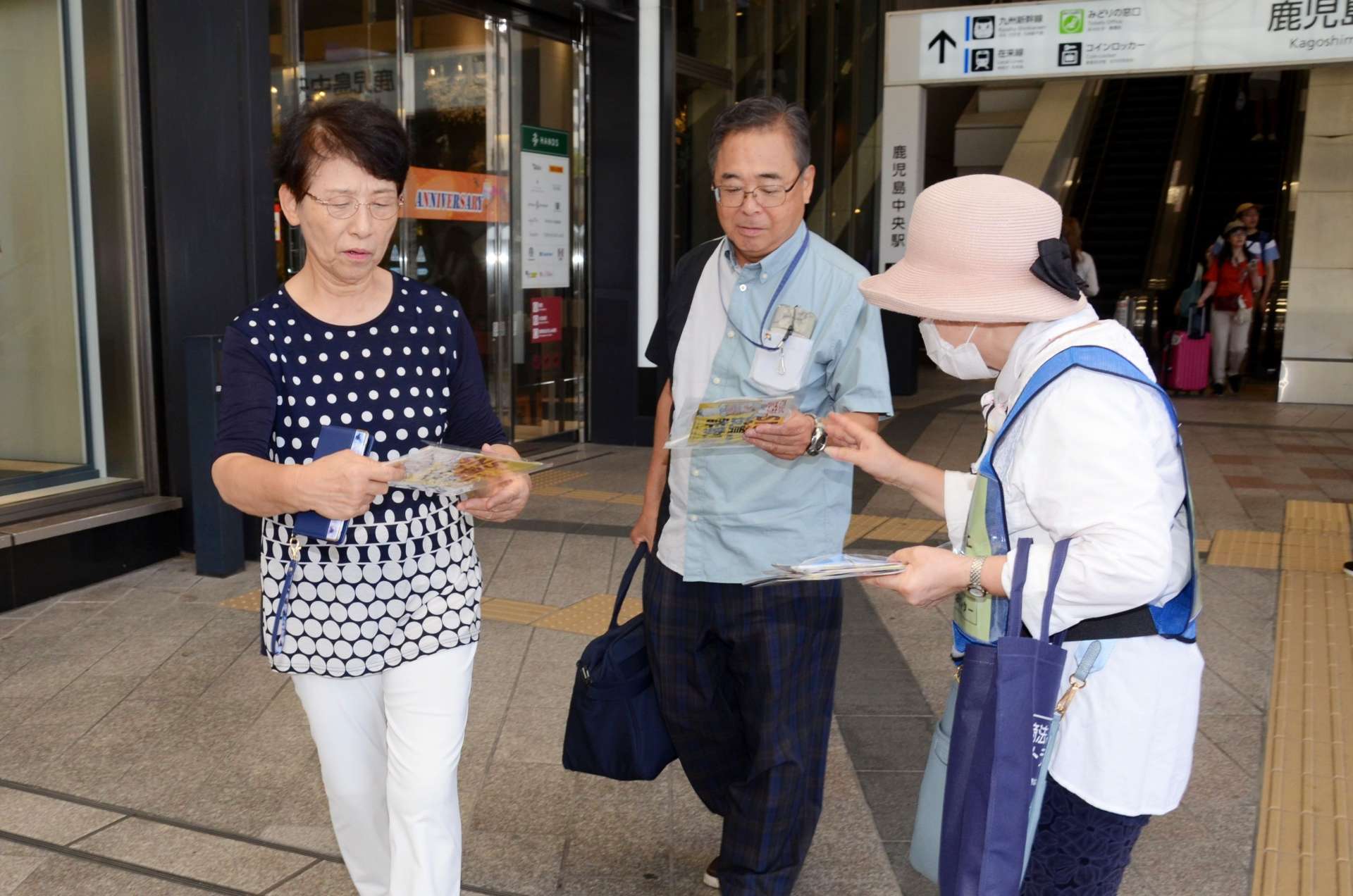 チラシを配り、うそ電話詐欺や交流サイト（ＳＮＳ）を使った投資詐欺に注意を促す参加者＝鹿児島市中央町