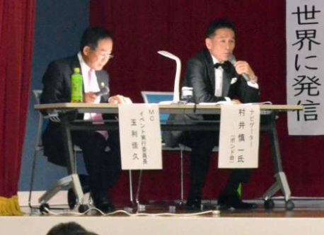 ００７シリーズの魅力を語る村井慎一さん（右）＝鹿児島市のオロシティーホール