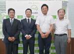 茶品評会での受賞を報告する枦川克可さん（右から２人目）、前原翔太さん（同３人目）、折尾義昭さん（左端）＝南九州市役所