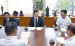 茶品評会での受賞を報告する（右から）枦川克可さん、前原翔太さん、折尾義昭さん＝南九州市役所