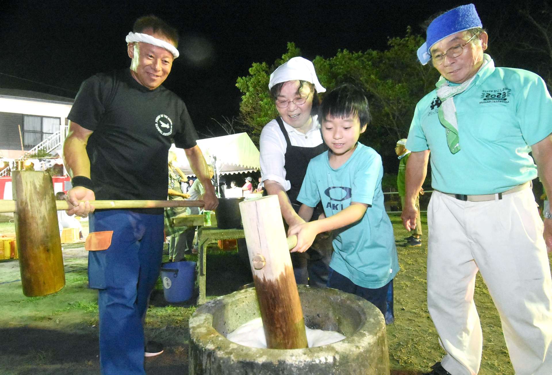 十五夜祭りで餅をつく子どもら＝南さつま市大浦町の有木ふれあい広場
