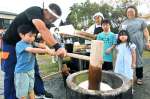 十五夜祭りで餅をつく子どもたち＝南さつま市大浦町の有木ふれあい広場