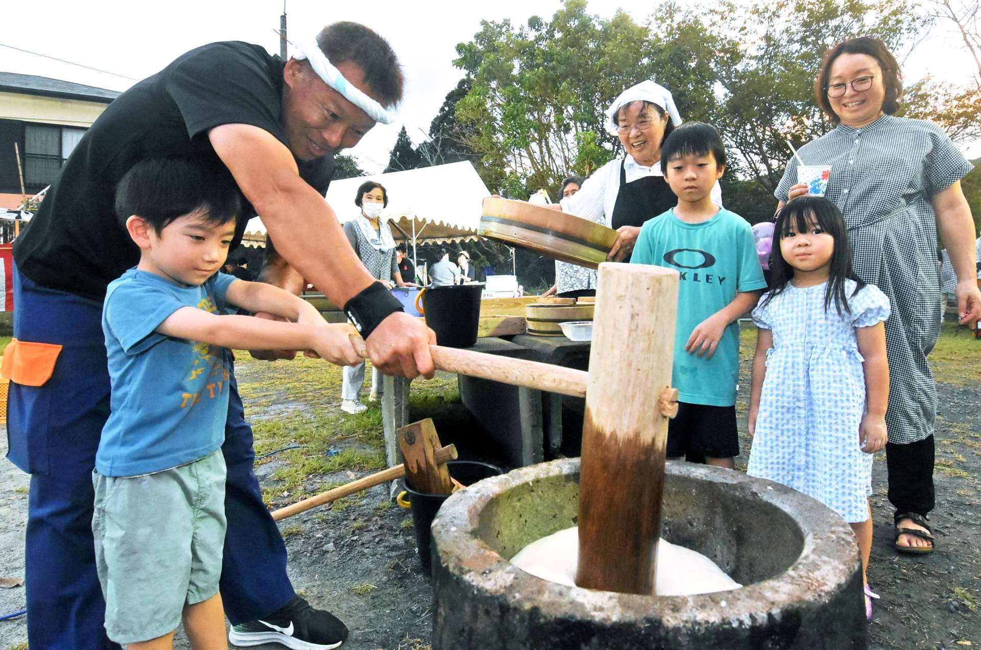 十五夜祭りで餅をつく子どもたち＝南さつま市大浦町の有木ふれあい広場