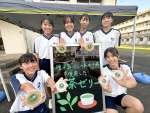 緑茶ゼリーを発案した種子島高校普通科の生徒たち＝西之表市の同校