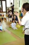 歌に合わせて手遊びを楽しむ参加者＝１５日、鹿児島市の「りぼんかん」