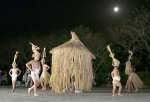 中秋の名月の下、掛け声に合わせて踊りを披露する子どもたち＝１７日午後７時２５分、南九州市知覧の中福良地区公民館