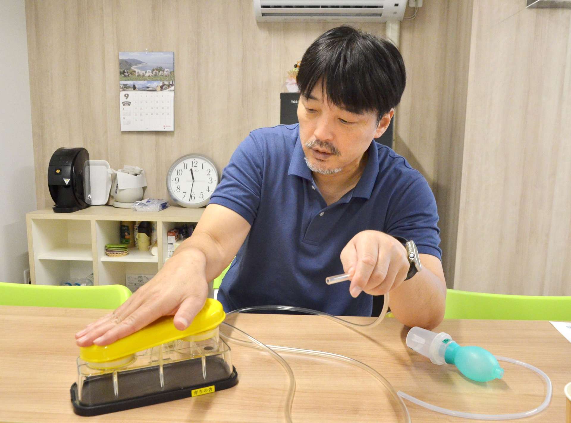電源を使わず、足で踏みながら使える吸引器＝鹿児島市のらしさ保育園いろどり