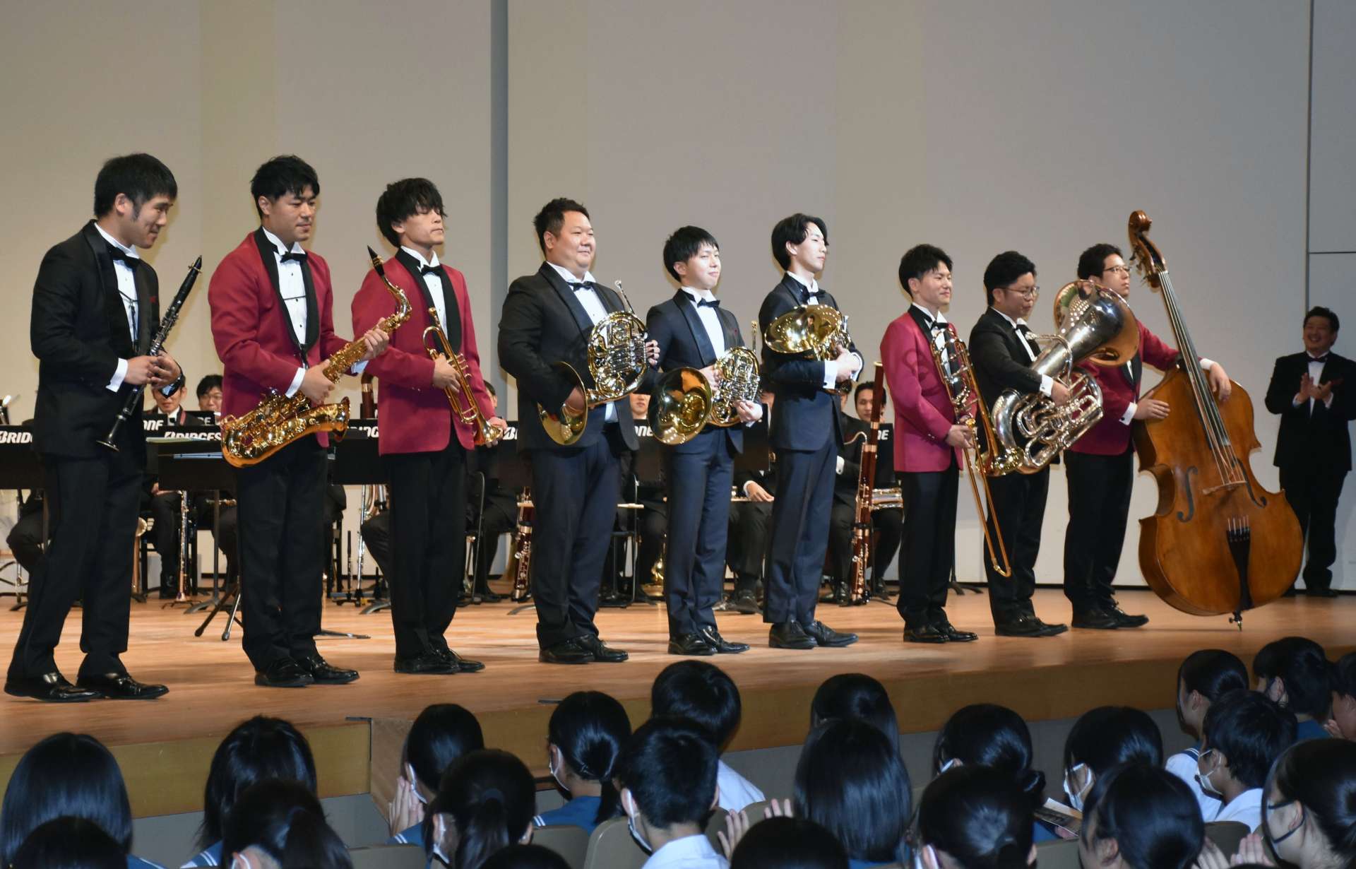 紹介される９人の県出身者＝１６日、姶良市の加音ホール