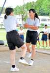 けんけん相撲を笑顔で楽しむ伊崎田中の生徒＝志布志市有明の伊崎田小相撲場
