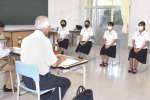 模擬面接で阿久根ロータリークラブ会員のアドバイスを受ける鶴翔高生ら＝阿久根市の同校